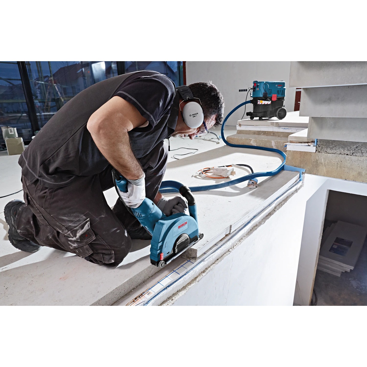 Bosch GDE 230 FC-S Staubabsaugung für Winkelschleifer im Einsatz mit Staubsauger.