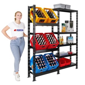 Schwarzes PROREGAL Getränkekistenregal Gaardasee mit gefüllten Kisten und Regalböden.