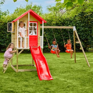 Zwerkules Spielhaus Lolla mit Rutsche, Schaukel und Kindern im Garten. FSC®-zertifiziert.