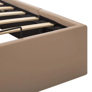 Detailansicht Stauraumbett, cappuccino-braunes Kunstleder, Lattenrost sichtbar.