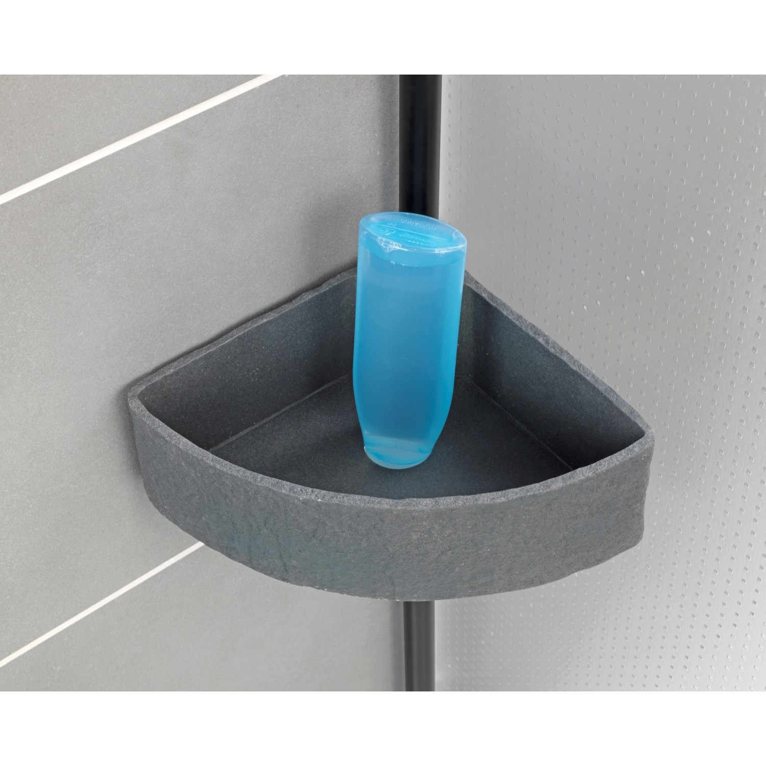 Wenko Teleskop-Eckregal Villata mit drei grauen Ablagekörben und einer blauen Flasche.