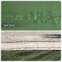 Nahaufnahme von grünem Polyester-Zeltmaterial mit versiegelten Nähten und Wassertropfen auf wasserabweisender Oberfläche.