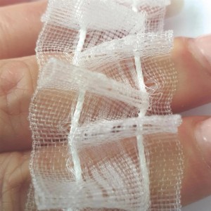 Detailaufnahme: Transparentes, weißes Smokband (25mm) für Fenstervorhänge.