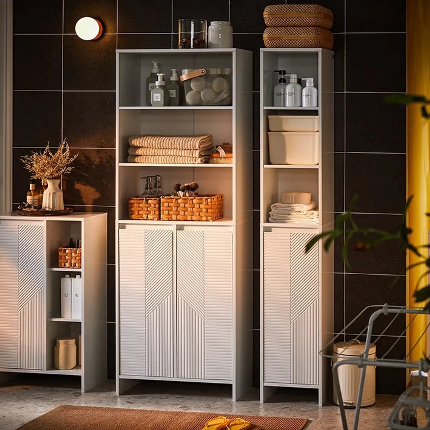SoBuy Hochschrank BZR155-W: Weißer Badschrank mit Wäschesack und Fächern für Badutensilien.
