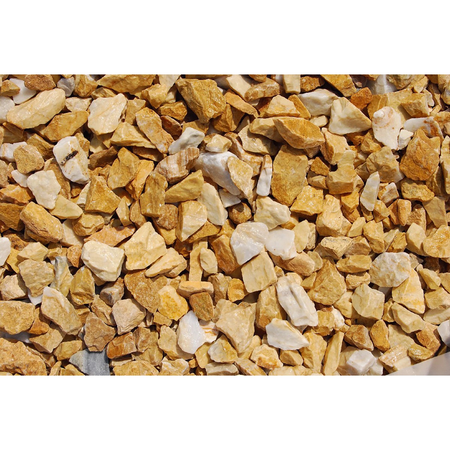 Nahaufnahme von Gold-Ocker Marmorsplitt (16-25mm) im 25kg Sack, geeignet für Garten- und Landschaftsbau.