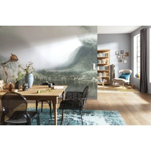 Fototapete Seeblick Grün von Sanders & Sanders, 300x280cm, im eingerichteten Raum.