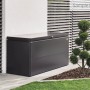 Biohort LoungeBox 200 dunkelgrau-metallic auf Terrasse. Robuste Universalbox für Sitzkissen & Gartenzubehör.