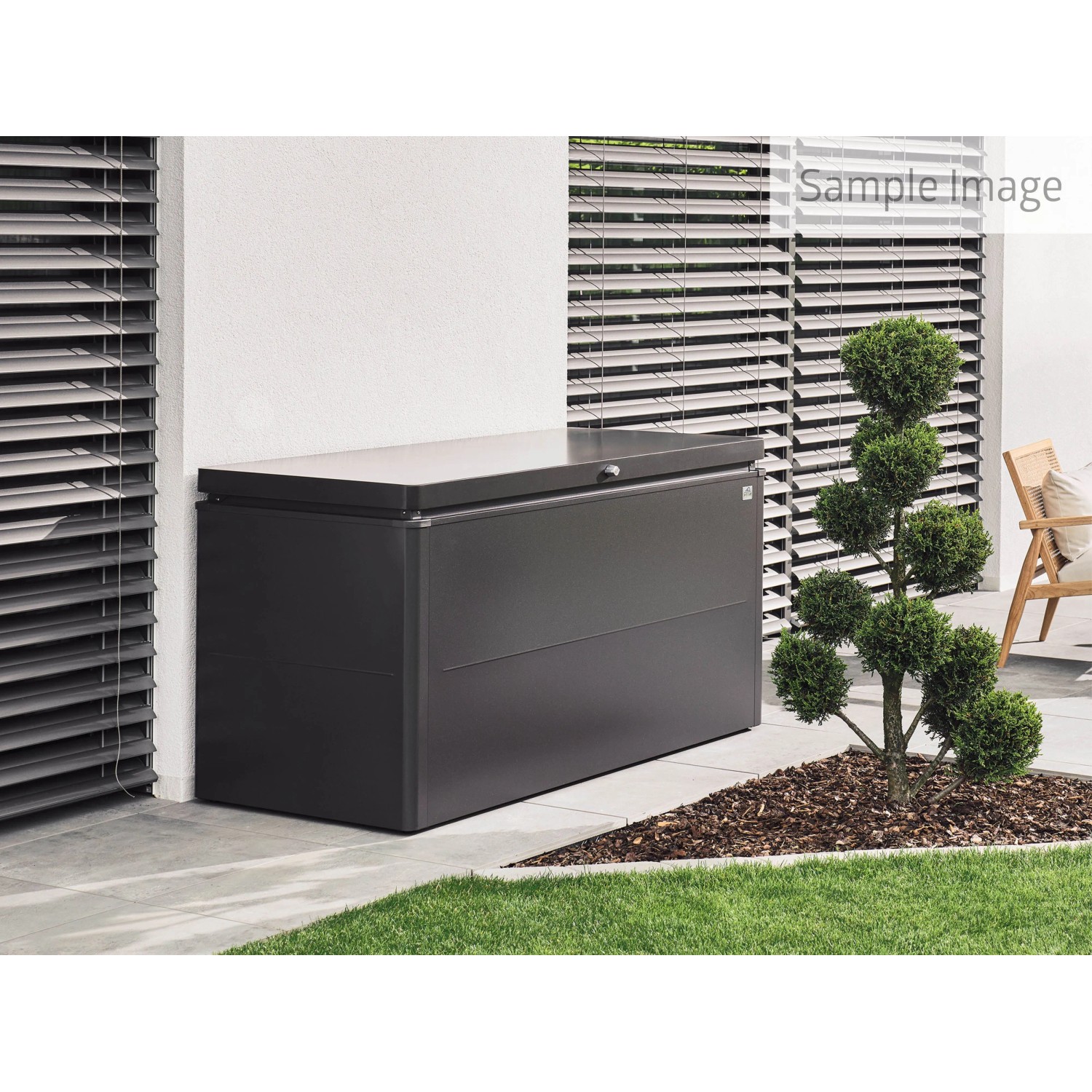 Biohort LoungeBox 200 dunkelgrau-metallic auf Terrasse. Robuste Universalbox für Sitzkissen & Gartenzubehör.
