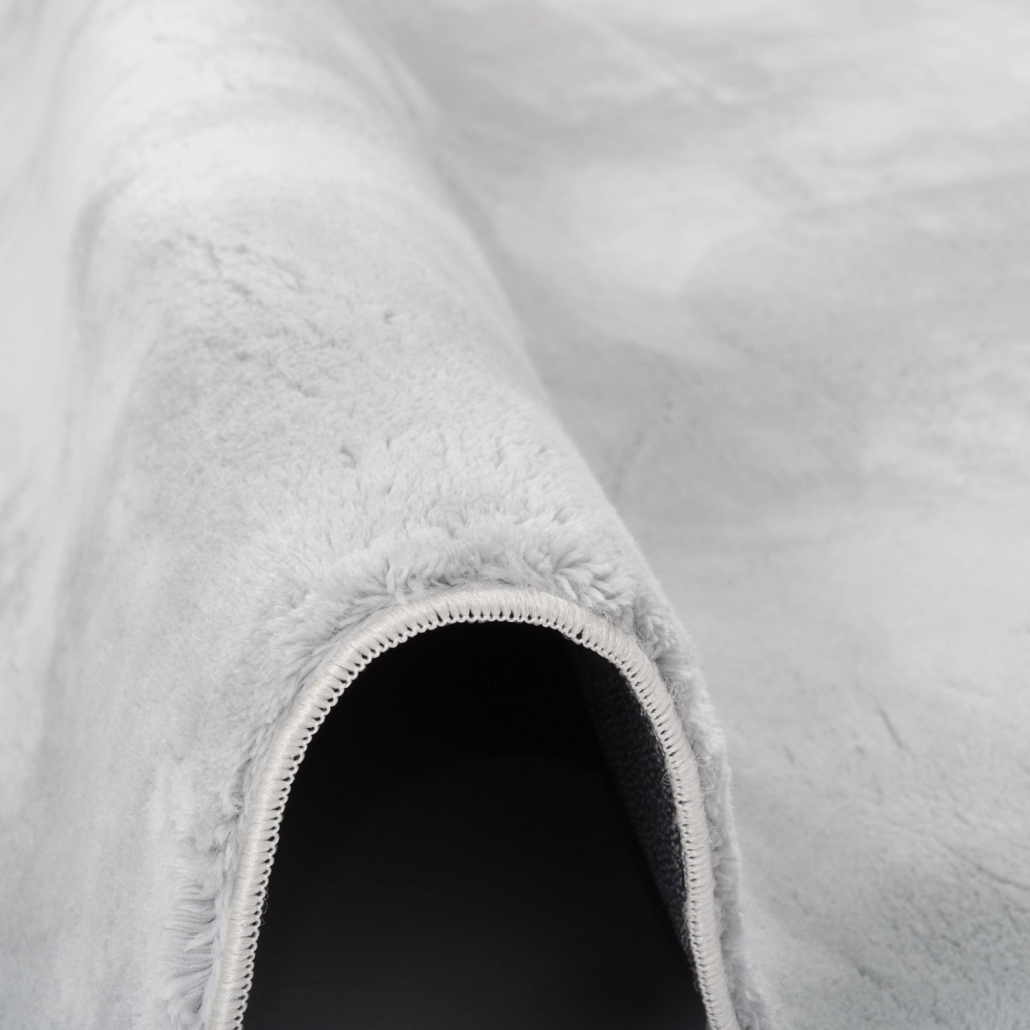 Detailaufnahme: Weicher, grauer Pergamon Luxus Fellteppich (140x200cm).