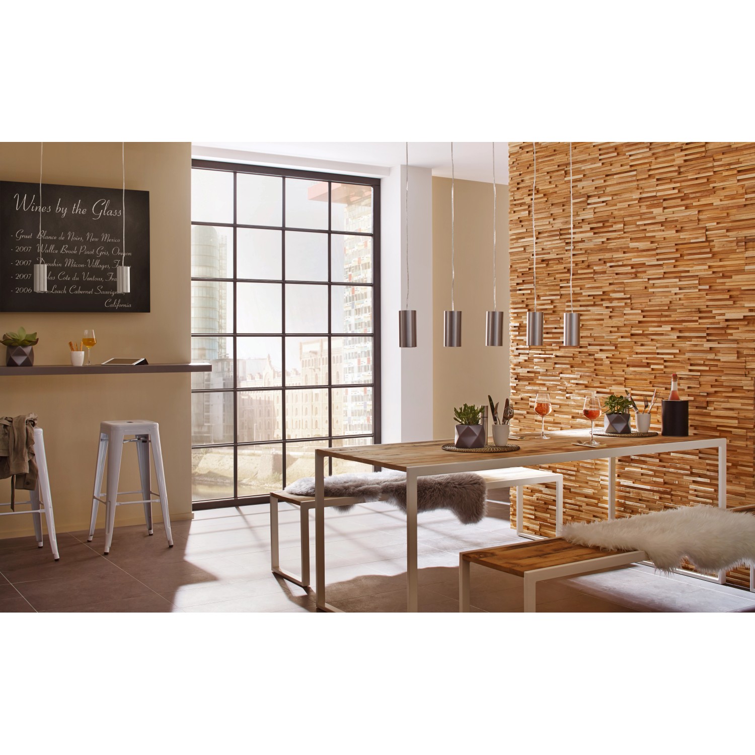 Wohnraum mit Rebel of Styles Holzverblender Teak Toscani an der Wand.