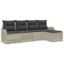 Hellgraues 5-teiliges Garten-Sofa-Set aus Poly Rattan mit grauen Kissen.
