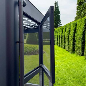 Geöffnetes Fenster der SunElements Doppelstegplatten für SunGarden Gewächshaus in Anthrazit-Metallic.