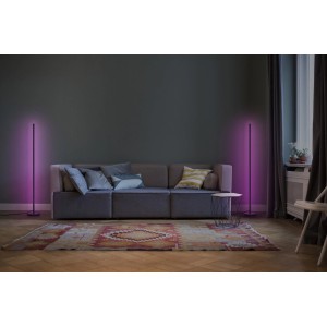 Zwei Ledvance Smart+ WiFi Stehleuchten in Schwarz, indirekte Beleuchtung im Wohnzimmer.