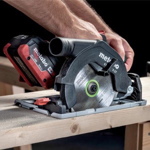 Metabo Akku-Handkreissäge KS 18 LTX 57 Solo beim Sägen von Holz.
