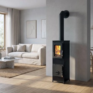Schwarzer Gusseisen Kaminofen 7,2 kW in modernem Wohnzimmer. Holzfeuer brennt hinter Glas.