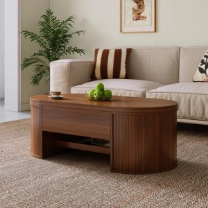 Brauner ovaler Couchtisch mit anhebbarer Platte, gebogenen Holzlamellen und Stauraum im Wohnzimmer.