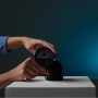Philips Hue Secure Kamera mit schwarzem Standfuß (88x70mm) für flexible Montage.