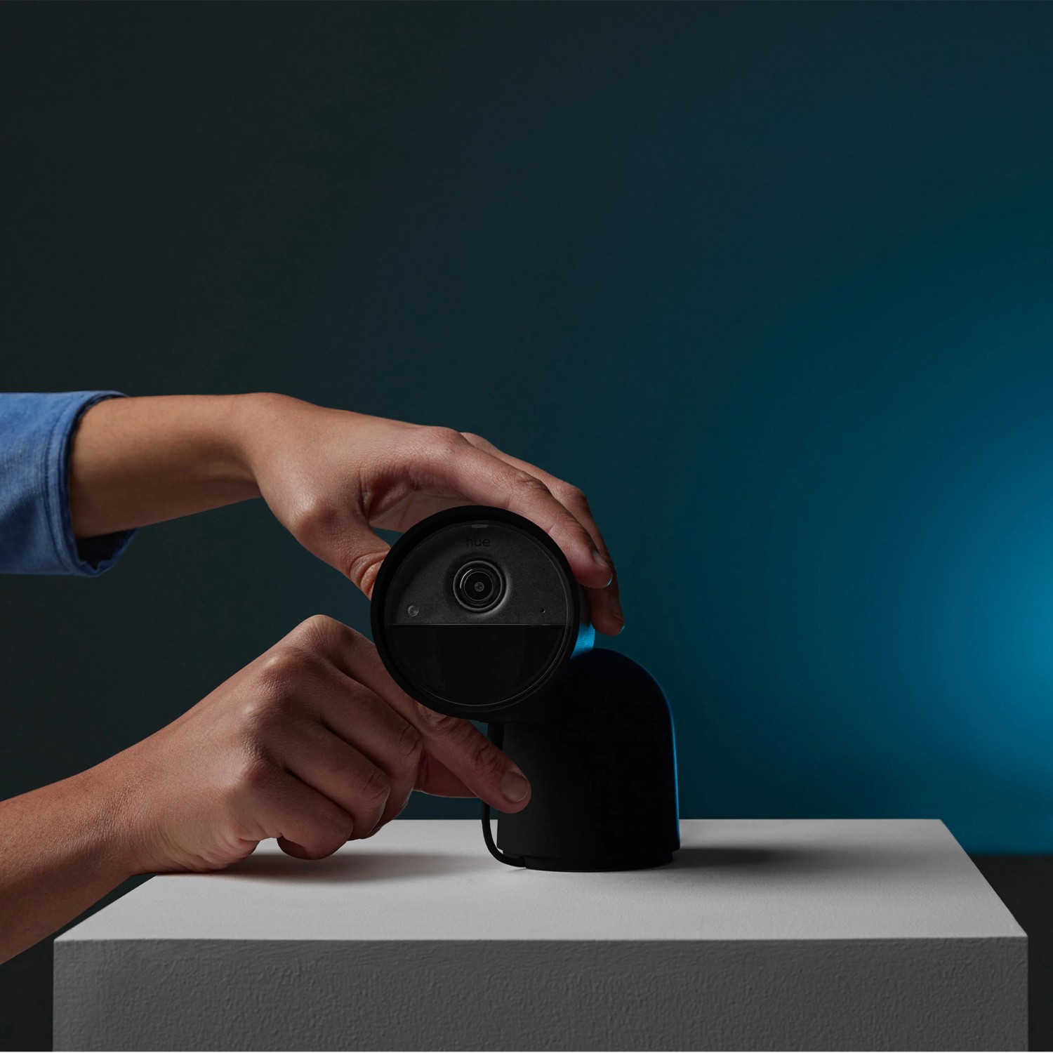 Philips Hue Secure Kamera mit schwarzem Standfuß (88x70mm) für flexible Montage.