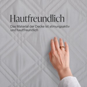 Hellgraue Bestlivings Tagesdecke mit Rautenmuster und Hand, hautfreundlich.