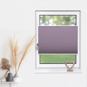 Blickdichtes, fliederfarbenes Plissee 110x150 cm am Fenster, ohne Bohren montiert.