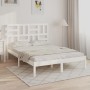 Weißes Massivholzbett (King Size) mit Lattenrost und Kopfteil im Schlafzimmer.