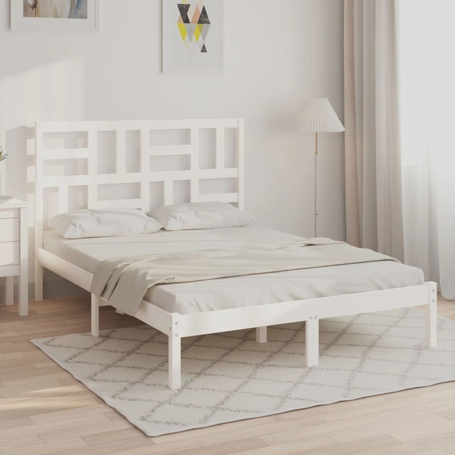 Weißes Massivholzbett (King Size) mit Lattenrost und Kopfteil im Schlafzimmer.
