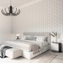 Schlafzimmer mit Erismann Vliestapete Versailles Felicite in Hellgrau mit filigranen Blütenornamenten.