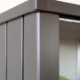 Detailaufnahme: Biohort Terrassenschrank Julia Gr. L in Quarzgrau-Metallic, Ecke mit Profilen.