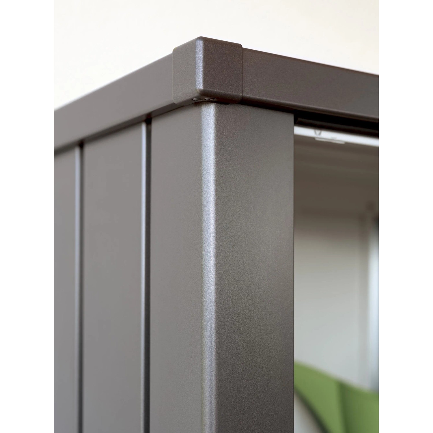 Detailaufnahme: Biohort Terrassenschrank Julia Gr. L in Quarzgrau-Metallic, Ecke mit Profilen.