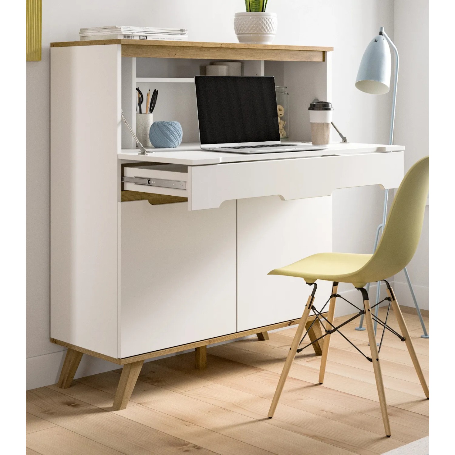 Weißer Inn.Furn Sekretär Hygge mit Eiche-Akzenten, geöffnet mit Laptop, Schublade und Türen. Skandinavisches Design für Homeoffice.