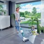 Frau reinigt Boden mit Leifheit Akku-Saugwischer Regulus Aqua PowerVac.