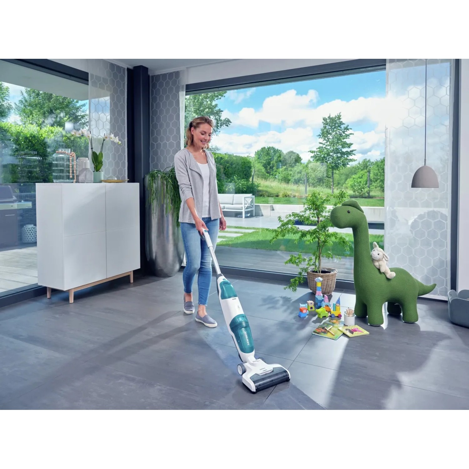 Frau reinigt Boden mit Leifheit Akku-Saugwischer Regulus Aqua PowerVac.