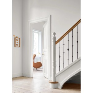 Heller Flur mit Treppe, Tür und Wand in edlem Matt-Weiss mit Alpina Feine Farben Lack gestrichen.