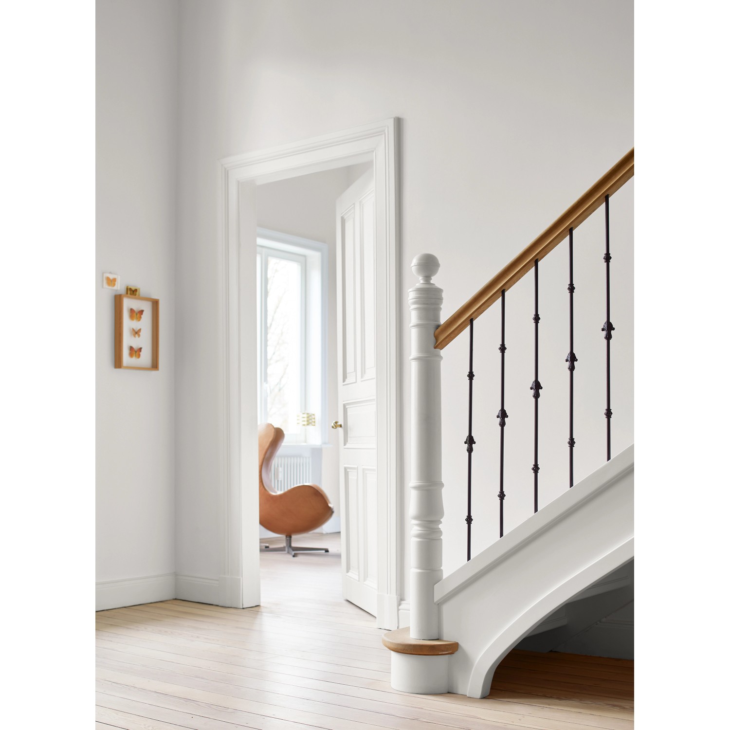 Heller Flur mit Treppe, Tür und Wand in edlem Matt-Weiss mit Alpina Feine Farben Lack gestrichen.