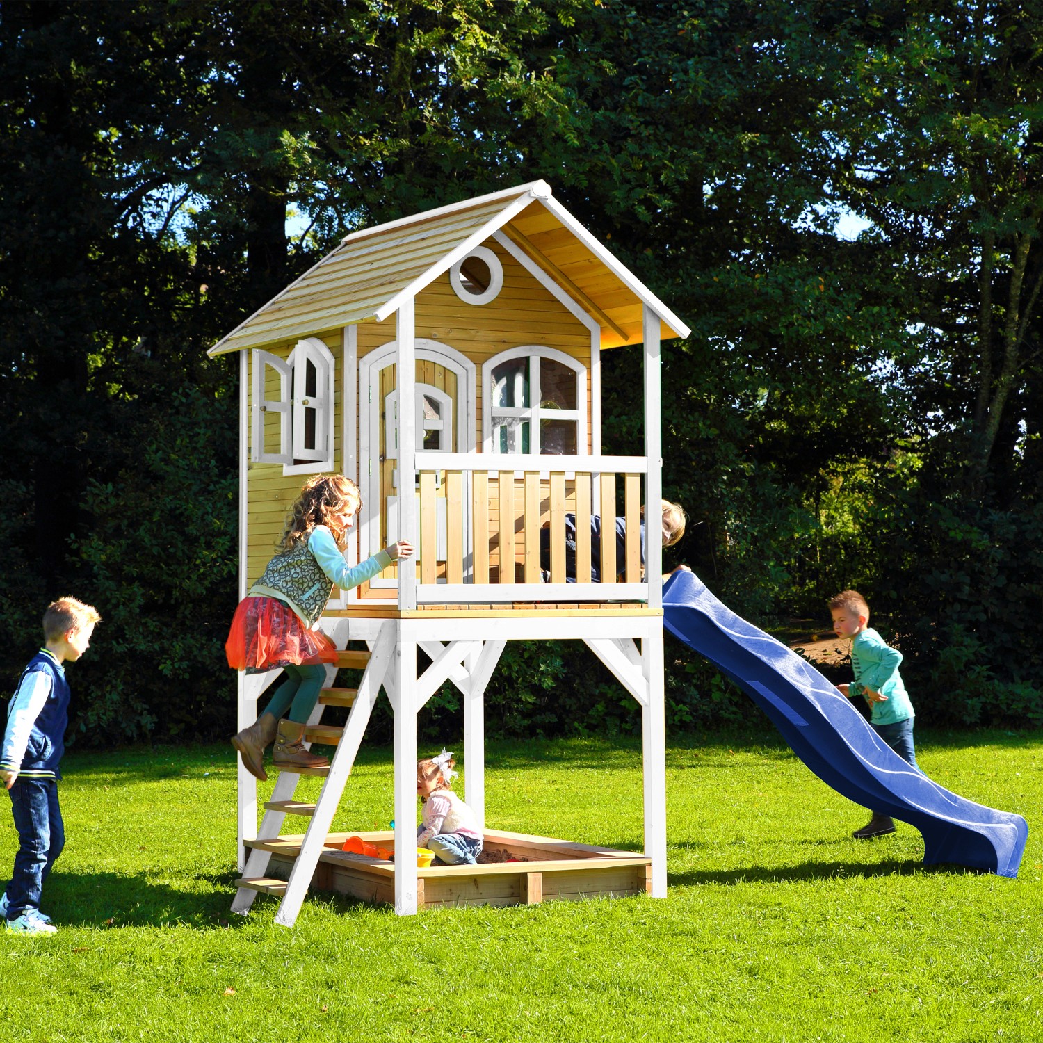 Axi Sarah Spielhaus Braun - Weiß mit Blauer Rutsche 191 x 370 x 291 cm