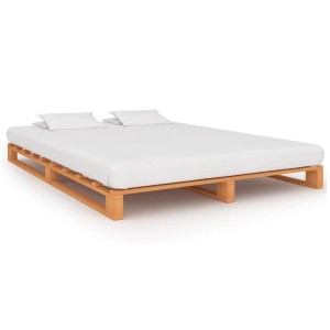 Braunes Palettenbett 140x200 cm aus Kiefernholz, mit Lattenrost und weißer Matratze.