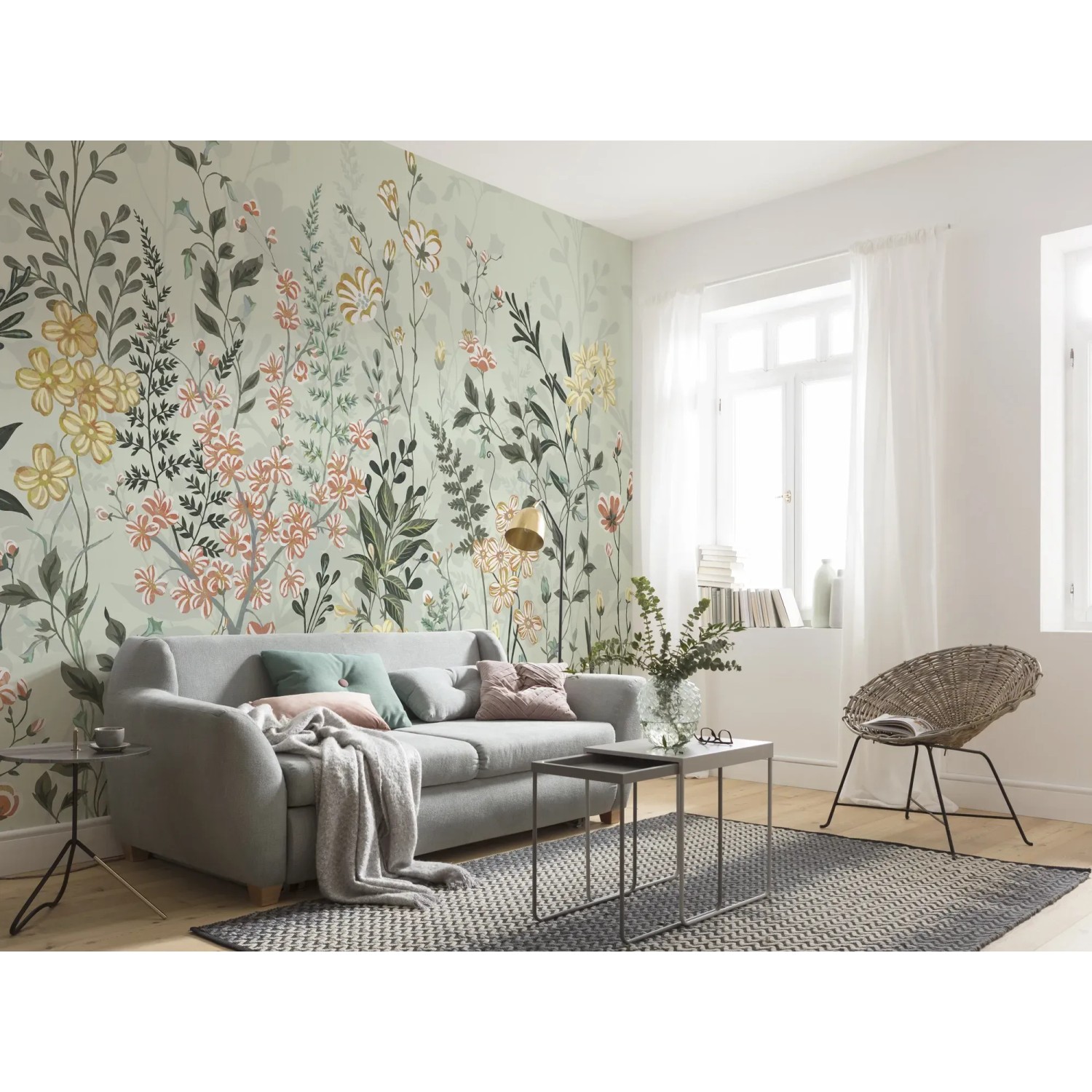Komar Vliesfototapete Hay Meadow (400x250cm) im Wohnzimmer mit Blumenmuster.