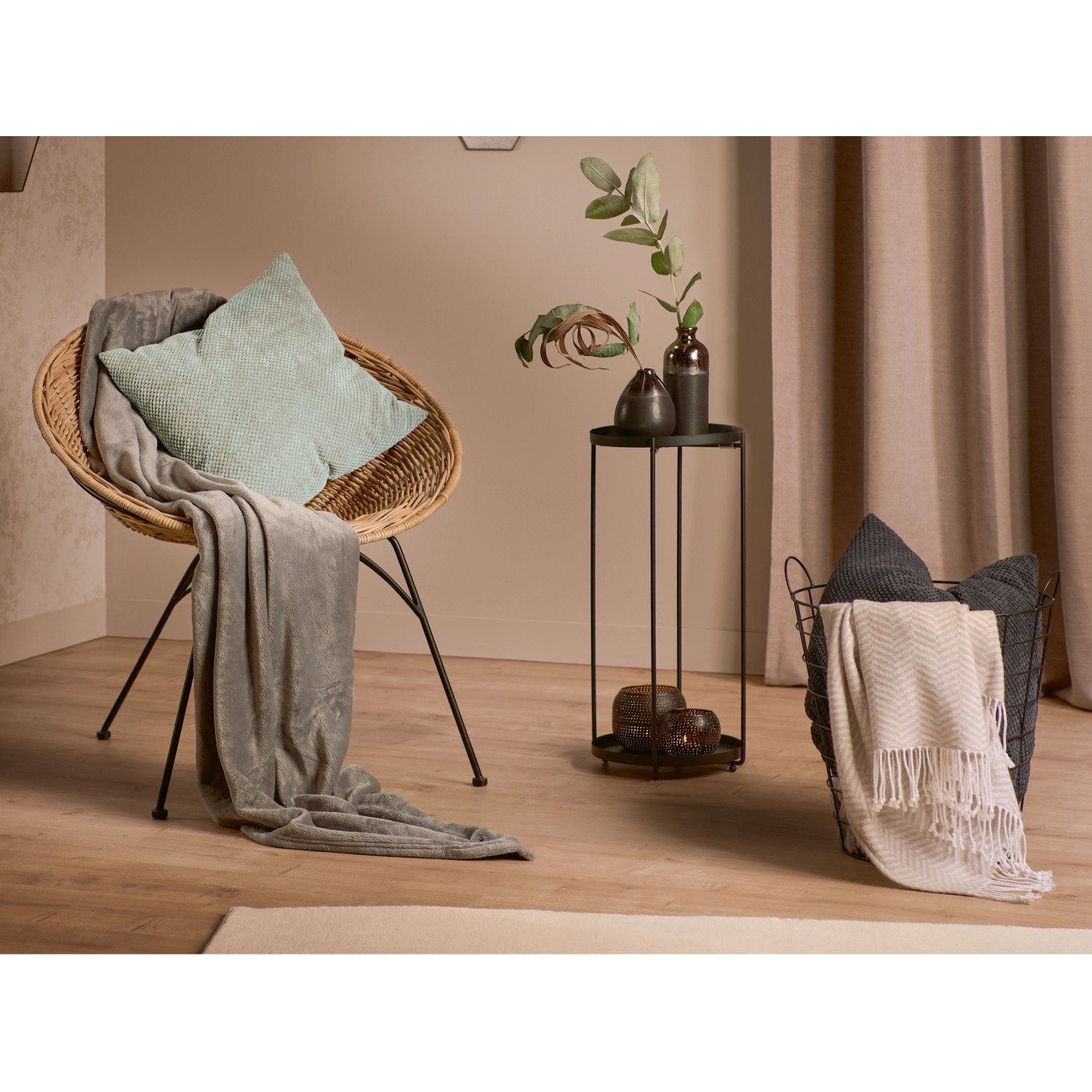 Schwarze Keramik Vase Minimalist Zen, 19,5 cm hoch, auf Tisch mit Deko im Wohnraum.