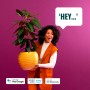 Frau hält Pflanze mit WiZ LED-Spot GU10 im gelben Topf, steuerbar mit Google, Alexa und Siri.