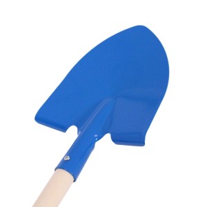 Blaue Kinderschaufel mit spitzem Metallblatt und hellem Holzstiel. Robustes Kinder-Gartengerät für Sand und Garten.
