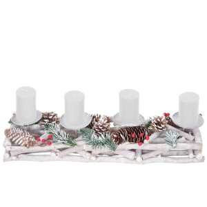 Länglicher Adventskranz aus Holz, weiß, mit vier Kerzen und weihnachtlicher Deko.