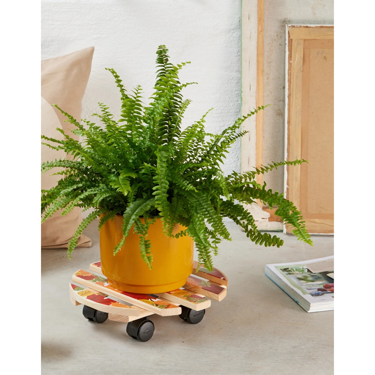 Wagner Multi Roller mit Herbstlaub-Dekor unter gelbem Topf mit Farn, Rolluntersetzer mit 4 Rollen.