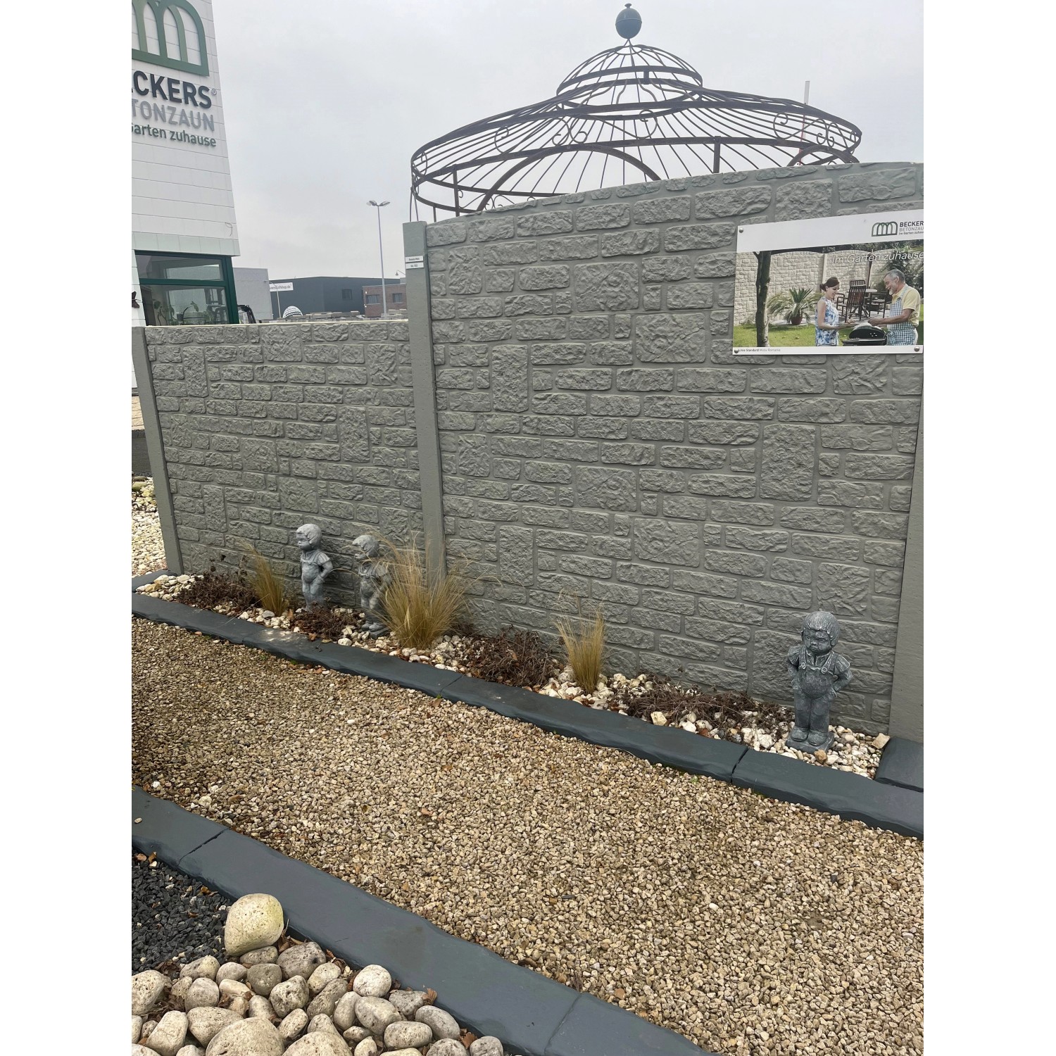 Betonzaun in Betongrau gestrichen mit Beckers Acrylfarbe (5 l).