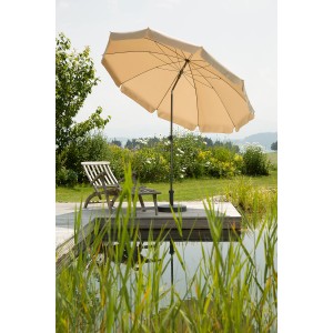 Naturfarbener Schneider Balkonschirm Aquila Ø 250 cm mit Knickfunktion auf Holzterrasse am Wasser.