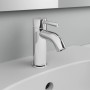 Ideal Standard Ceraline Waschtischarmatur in Chrom auf einem Waschbecken.