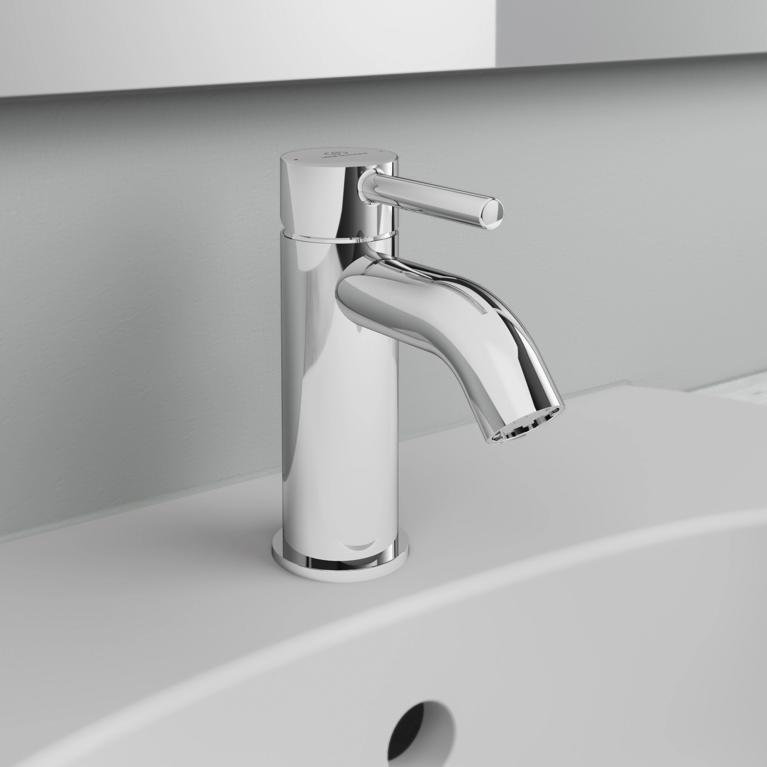 Ideal Standard Ceraline Waschtischarmatur in Chrom auf einem Waschbecken.