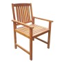 Brauner Gartenstuhl aus massivem Akazienholz mit Lattenrückenlehne und Armlehnen. Robuster Holzstuhl für Garten & Terrasse.