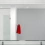 Badezimmer-Szene mit großem Spiegel, Handtuch und Fliesenwand.