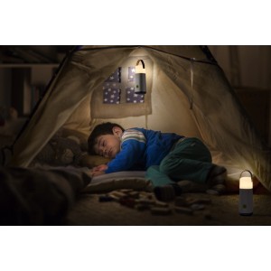 Ledvance LED-Nachtlicht Nightlux Latern im Kinderzimmer-Zelt mit schlafendem Kind.