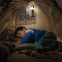 Ledvance LED-Nachtlicht Nightlux Latern im Kinderzimmer-Zelt mit schlafendem Kind.